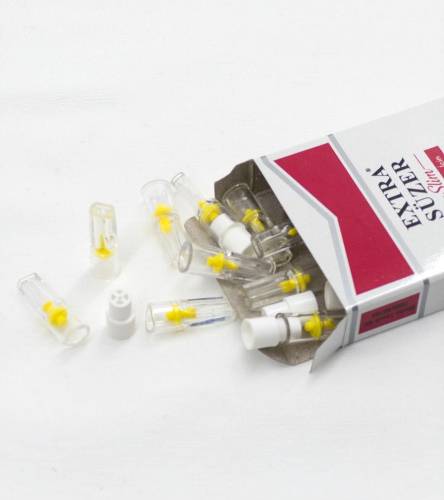 Extra Süzer Slim sigara filtresi ve beyaz ultra slim adaptörleri, yakın çekim